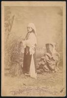 cca 1880 Nő szász népviseletben, keményhátú fotó Meinhardt nagyszebeni műterméből, 16×11 cm