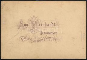 cca 1880 Nő szász népviseletben, keményhátú fotó Meinhardt nagyszebeni műterméből, 16×11 cm