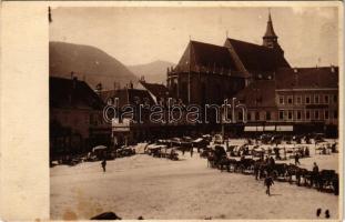 Brassó, Kronstadt, Brasov; Piachoz készülődés a Fő téren, Albina, Coloniale Engros, J.L. & A. Hesshaimer, Postavaria Populara üzletek / market preparation on the main square, shop. Weiss & Fuchs photo