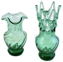 2 db egyedi, dekoratív zöld üvegváza, anyagában színezett, kisebb kopásnyomokkal, az egyiken csorbával, m: 19 cm és 14,5 cm