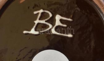 Balczó Edit (1935-2010): Békegalamb, tányér. Színes mázakkal festett kerámia. Jelzett. d:20 cm (apró...