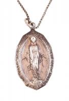 Ezüst (Ag) nyaklánc, ovális Mária-medállal, a medál szélén angol nyelvű felirattal, jelzett (Sterling),2,5x1 cm, nettó: 7,1 g