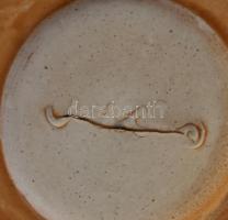 M. Kiss Katalin (1941- ): Organikus váza. Fehér és barna mázakkal festett mázas kerámia. Jelzett. Al...