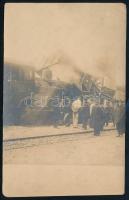 cca 1920 MÁV vasúti szerencsétlenség, 222.044 számú mozdony, fotó, 12,5×8 cm