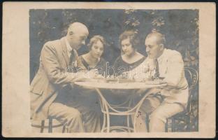 cca 1920 Sakkozó család, fotólap, 8,5×14 cm