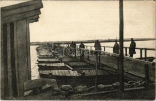 Nach der Einnahme von Belgrad wurde von unseren Pionieren die auf unsrem Bilde veranschaulichte Pontonbrücke über die Save gebaut, über welche ein großer Teil des Verkehrs erfolgt / WWI Austro-Hungarian K.u.K. military, pontoon bridge built over the Sava (EK)