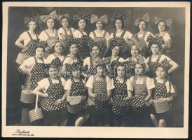 cca 1920-1930 Lányok pöttyösben, fotó Rosbau műterméből, felületén törésnyom, 12,5×17,5 cm