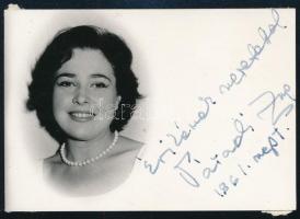 Váradi Zsuzsa (1931-2009) színésznő, rendező, író aláírása az őt ábrázoló képen