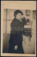 1916 Nő telefonkészülék mellett, fotólap, 13,5×8,5 cm