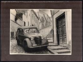 Budapest, automobil egy utcában, retusált, albumlapra ragasztott fotó, 18×24 cm