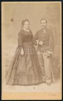 cca 1860-1870 Két kitüntetéses őrnagy feleségével, keményhátú fotó Heid műterméből, foltos, 10×6,5 cm