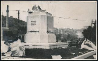 1944 Budapest, a felrobbantott Gömbös Gyula-szobor romjai, fotó, felületén törésnyomok, 10,5×17 cm