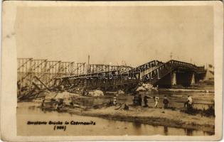 Chernivtsi, Czernowitz, Cernauti, Csernyivci (Bukovina); Zerstörte Brücke / szétlőtt híd / WWI K.u.K. military, destroyed bridge. photo (non PC) (fl)