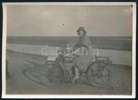 cca 1930-1940 Régi motorkerékpár, fotó, 6,5×9 cm