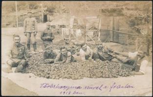 1917 Vöröshagyma szüret a fronton érdekes csoportkép. Fotólap 14x9 cm