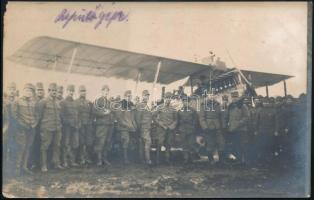 cca 1916 I. világháborús harci repülő és légierő katonák. Fotólap 14x9 cm