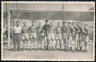 1951 Bp., Vasas Kismotor Sport Kör labdarúgó szakosztály, hátoldalon pecséttel jelzett fotó, 8,5×13 cm