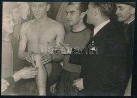 1937 Vasas-Újpest labdarúgó tréningmérkőzésen történt sportsérülés, hátoldalon feliratozott fotó, felületén törésnyomok, 8×11,5 cm