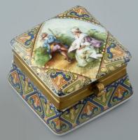 Barokk jelenetes porcelán ékszertartó dobozka. Matricás, jelzés nélkül, kisebb kopásnyomokkal, 6x6x4,5 cm