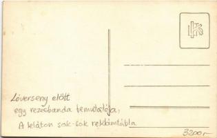 Egy rezesbanda bemutatója lóverseny előtt (a lelátón Meinl, Tungsram, Szent István Porter Sör, Herz ...