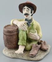 Csavargó figura, festett bisquit porcelán, kopásokkal, apró sérülésekkel. m: 17cm