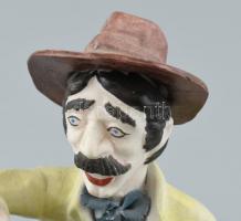 Csavargó figura, festett bisquit porcelán, kopásokkal, apró sérülésekkel. m: 17cm
