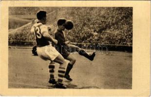 1957 Labdarúgás. A védő szoros emberfogását a csatár egyéni játékkal egyensúlyozza. Képzőművészeti Alap Kiadóvállalat / football players (EB)