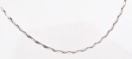 Ezüst(Ag) lapos szemű nyaklánc, jelzett, h: 48 cm, nettó: 6,4 g
