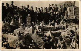 1943 Nyergesújfalu, Szalézi Intézet, szabadfoglalkozás az udvaron, homokvárak, leventék (EB)