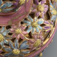 Szecessziós díszváza. Formába öntött porcelánfajansz, palástján áttört aranybrokát díszítménnyel. Fe...