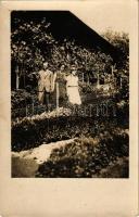 1931 Békéscsaba, családi fotó a kertben. photo