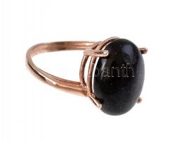 Aranyozott ezüst(Ag) gyűrű, fekete kővel, jelzés nélkül, méret: 53, bruttó: 4,39 g