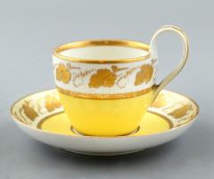 Biedermeier bécsi csésze porcelán, sárga fonddal és aranyozással, ívelt füllel. Mindkét darabon jelzett: masszába nyomott 825 és gyári Altwien márkajel. Bécs, 1825. Csésze m.: 7,5 cm, alj d.: 13 cm (kopott valamint az aljon apró csorba)