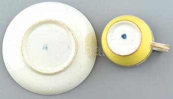 Biedermeier bécsi csésze porcelán, sárga fonddal és aranyozással, ívelt füllel. Mindkét darabon jelz...