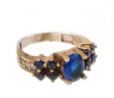 Aranyozott ezüst(Ag) gyűrű, kék kövekkel, jelzett, méret: 57, bruttó: 5,81 g