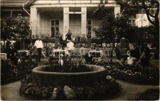 1937 Budapest X. Kőbánya, Vendéglő kerthelyisége pincérekkel, vendégekkel és muzsikusokkal, étterem. Várady Lajos photo