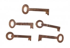 5 db régi kisméretű kulcs, m: 5 és 6 cm