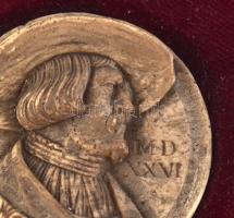 II. (Jagelló) Lajos gemma szerű portré. Bársonnyal bevont fára applikálva. 10x10cm