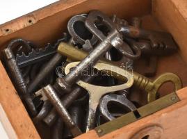 Régi bútor és egyéb kulcsok kis fiókban
