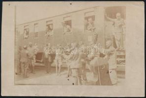 1916 Poprád, frontra induló katonák zenészekkel, fotólap