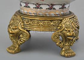 Barokk kagyló alakú porcelán kínáló bronz talpon, jelzett, hibátlan. m: 18 cm