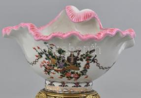 Barokk kagyló alakú porcelán kínáló bronz talpon, jelzett, hibátlan. m: 18 cm