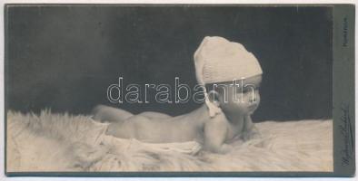 cca 1900 Baba kis sapkában, keményhátú fotó Wojtowicz Richárd komáromi műterméből, 8×16 cm
