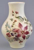 Zsolnay porcelán váza virág mintával. Kézzel festett, jelzett, hibátlan. m: 18,5 cm