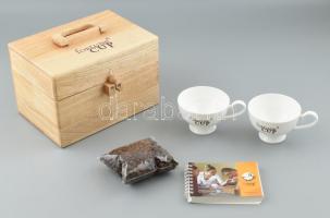 Fortune Cup (Jövendőmondó, szerencse hozó csésze) 2 db, dekoratív fa dobozban, angol leírással és egy kis zacskó szemes kávéval. Jelzett. Hibátlan. Doboz mérete: 23x16x15cm
