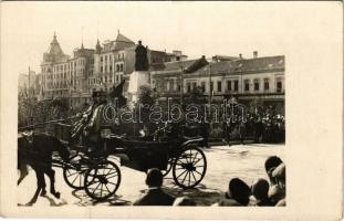 1920 Debrecen, Horthy Miklós látogatása, ötösfogatban a Kossuth téren. photo