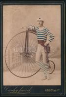 cca 1880-1890 Férfi biciklivel, keményhátú fotó a Dunky fivérek kolozsvári műterméből, utólagos színezéssel, 16,5x11 cm