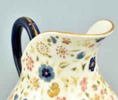 Zsolnay porcelán négy személyes teás készlet kiöntőkkel, cukordobozzal. Historizáló, virágos dekor, ...