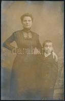 cca 1920 Anya gyermekével, fotólap, foltos, 13,5×8,5 cm
