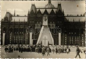 1938 Budapest V. Parlament feldíszítve a XXXIV. Nemzetközi Eucharisztikus Kongresszusra. photo